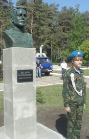 Героев отлили в бронзе